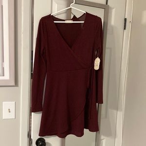 This is a burgundy dress size medium….never worn